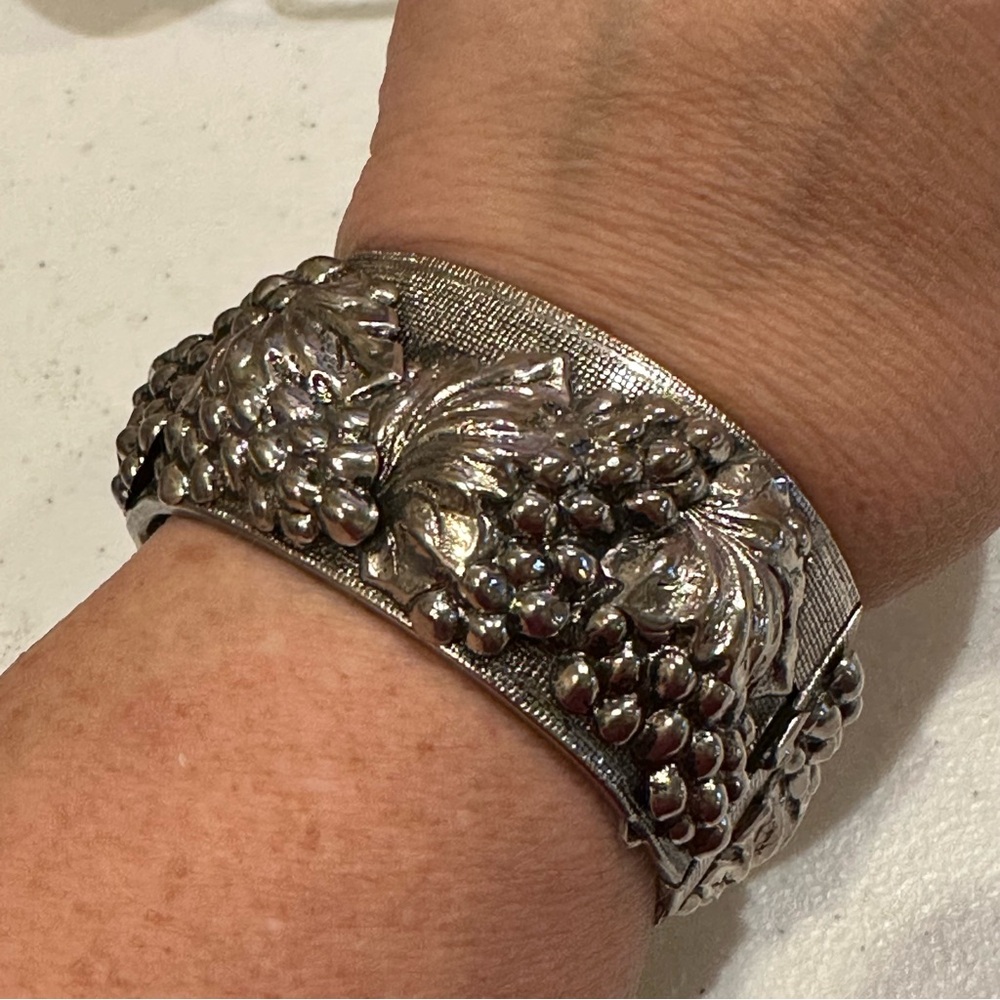 Vintage 60s / 70s Silver tone 3-D Grape Motif hinged bangle, pinch clasp- wide